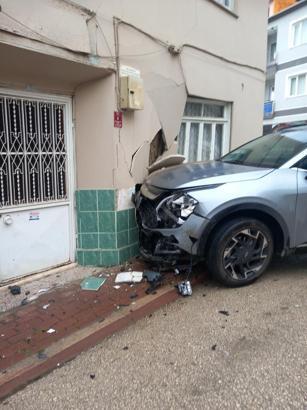 Otomobille çarpışan cip evin duvarına vurdu, kalorifer peteği yerinden söküldü