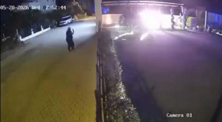 Park halindeki otomobil kundaklandı, o anlar kamerada
