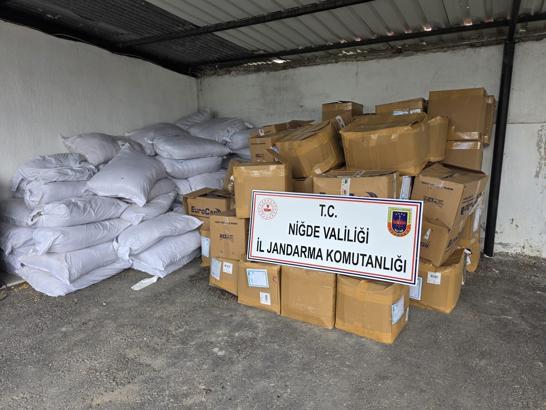 Jandarmanın durdurduğu araçta çok sayıda kaçak ürün ele geçirildi: 2 gözaltı