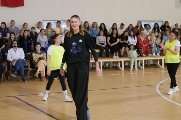 Meryem Boz, kadın hükümlü ve tutuklularla bir araya geldi