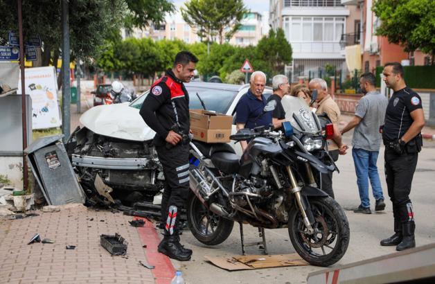 Polis motosikletiyle otomobil çarpıştı: 3 yaralı