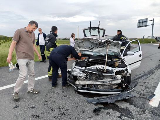Tekirdağ’da motosikletle otomobil çarpıştı; 1’i ağır 2 yaralı