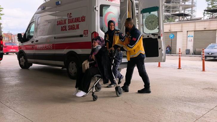 İnegöl’de kamyonetle otomobil çarpıştı; 3 yaralı