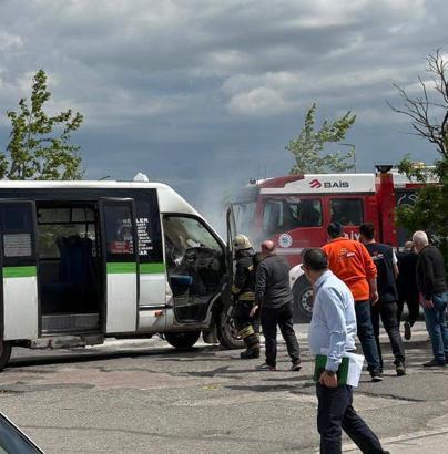 Seyir halindeki yolcu minibüsünde yangın