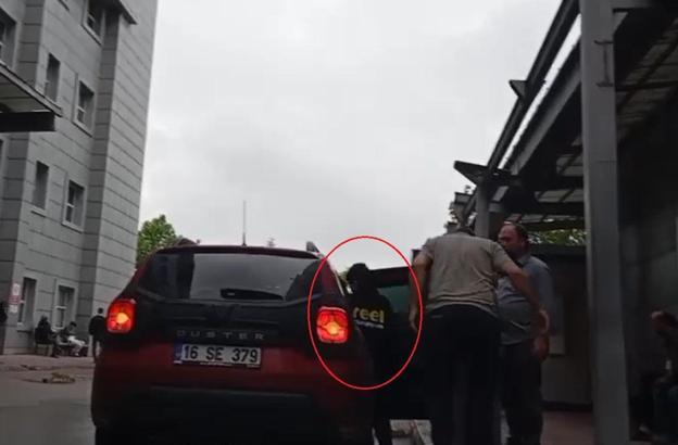 Hafif ticari aracın anne ve çocuğunu altına alıp, sürüklediği kaza kamerada (3)