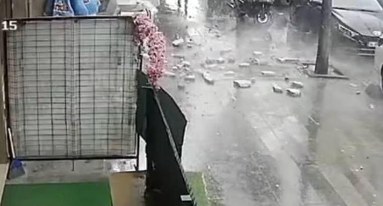 Küçükçekmece'de 5 katlı binanın dış cephesinden kopan parçalar sokağa düştü