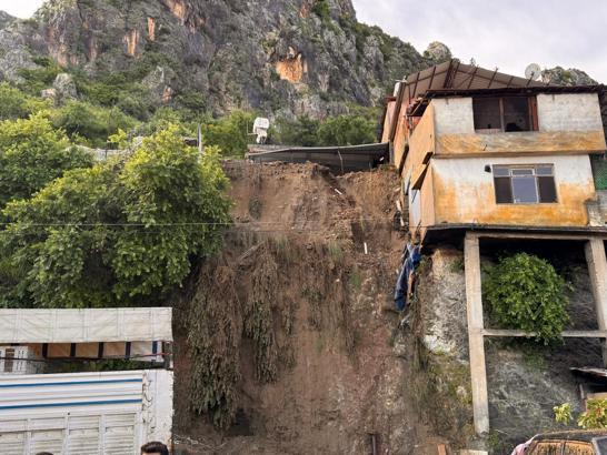Hatay'da Asi Nehri taştı, sağanakta köprü ve yollar ile bir ev çöktü; 1 ölü, 3 yaralı