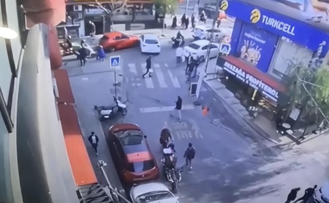 Kağıthane’de otomobille çarpışan aracın dürümcü dükkanına girdiği kaza kamerada