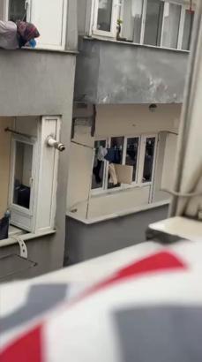 Kağıthane’de sinir krizi geçirdi evin camlarını kırıp eşyaları sokağa attı