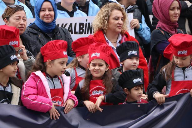 Türk mutfağı haftası kutlamalarında şeflerin yaptığı yemeklere yoğun ilgi