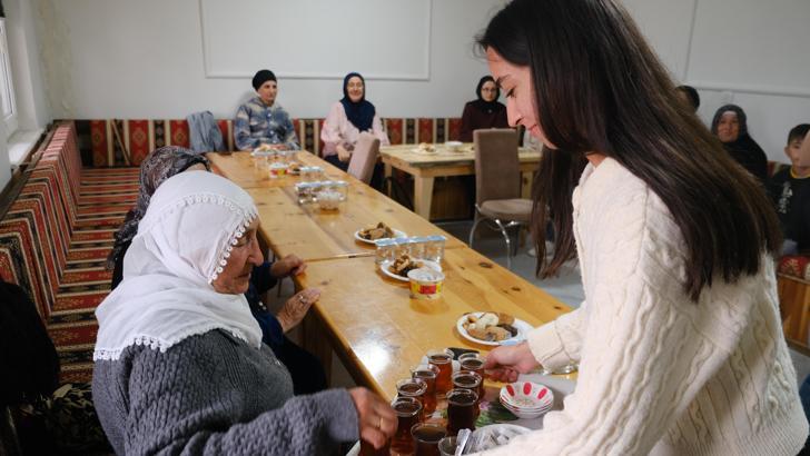 Yüksekokul öğrencilerinden yaşlılara ziyaret