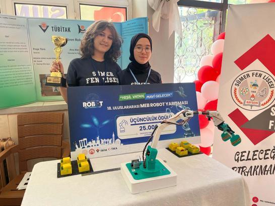 Geri dönüştürülmüş malzemeler ve 3D yazıcı ile geliştirdikleri robot projesiyle 3’üncü oldular