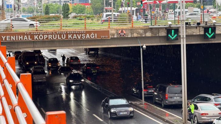 Diyarbakır'da sağanak; yollar göle döndü, iş yerlerini su bastı