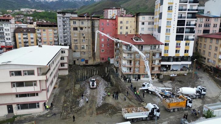Temel kazısında meydana gelen zemin kayması nedeniyle 6 bina tedbir amaçlı boşaltıldı (2)