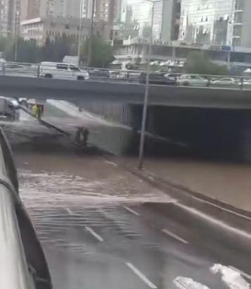 Ankara'da sağanak; alt geçit ve caddeler suyla doldu