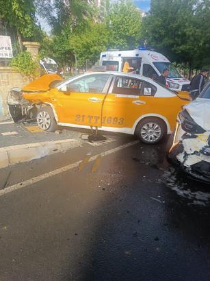 Diyarbakır’da taksi ile cip çarpıştı: 3 yaralı
