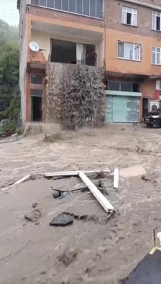 Sel suları evin içinden geçip balkondan caddeye aktı