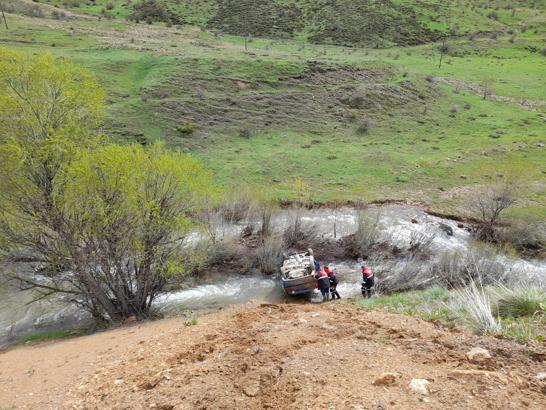Sivas'ta otomobil dereye düştü: 4 yaralı