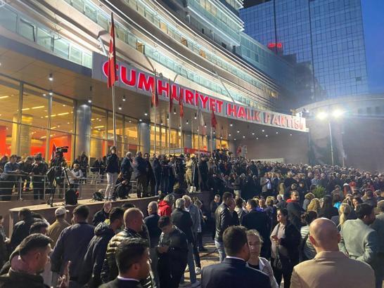 CHP’liler 'mutlak butlan' kararı sonrası genel merkezde toplandı