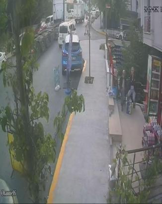 Beylikdüzü'nde skuter ile sokaktan caddeye çıkan çocuğa TIR çarptı; kaza kamerada