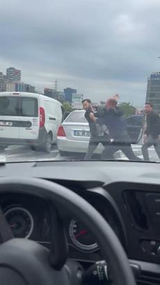 Ataşehir'de iki sürücü arasında çıkan kavga kamerada
