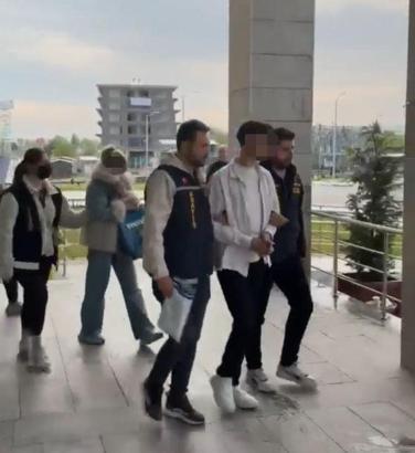 Kütahya’da kuyumcuyu düşük ayarlı altınla dolandıran 4 şüpheli yakalandı