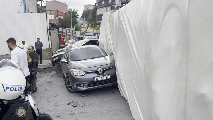 Başakşehir'de TIR iki aracın üzerine devrildi; otomobil sürücüsü yaralandı -1