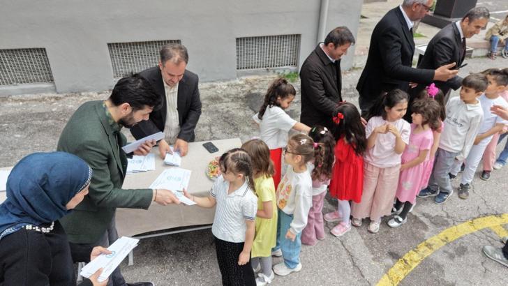 Nevşehir’de hayırsever çift, 380 öğrenciye Kurban Bayramı harçlığı dağıttı