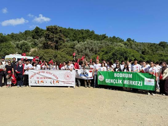 Bodrum’da, ‘Gençlik Haftası’ kapsamında gençler antik kentte yürüyüş yaptı