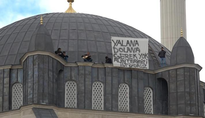 İşçilerden caminin kubbesinde sazlı türkülü ücret protestosu
