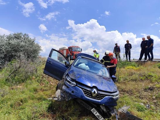 Mardin’de şarampole yuvarlanan otomobildeki 2 kişi yaralandı