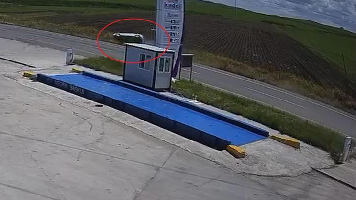 Diyarbakır’da takla atan otomobil tarlaya savruldu; aynı aileden 4 yaralı