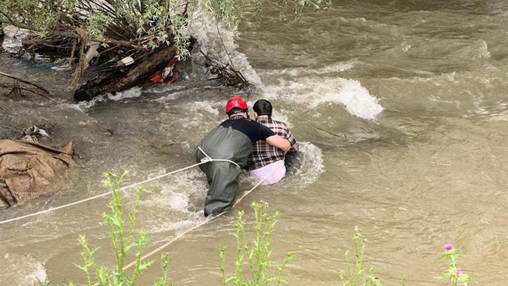 Akıntıya kapılıp 1 kilometre sürüklendi, çalılara tutunarak hayatta kaldı