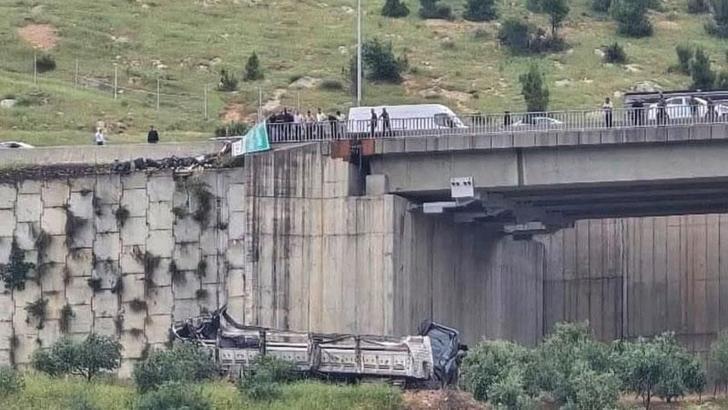 TIR, otomobile çarpıp viyadükten düştü; 3 ölü, 3 yaralı