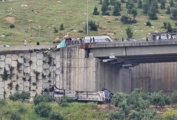TIR, otomobile çarpıp viyadükten düştü; 2 ölü,4 yaralı
