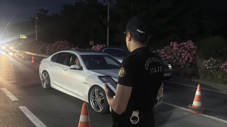Bodrum'da bayram hareketliliği; polis ekiplerinden ilçe girişinde denetim