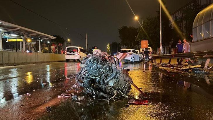Refüje ve bariyerlere çarpan otomobilin motoru koptu: 1'i ağır 2 yaralı