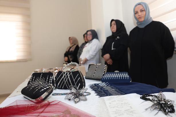 OSMEK kursiyerlerinin eserleri Hüdavendigar’da sergilendi