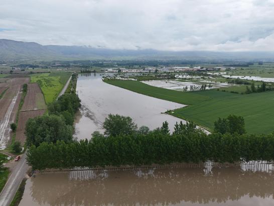 Tokat'ta tarım arazilerinin sular altında kaldığı anlar dronla görüntülendi