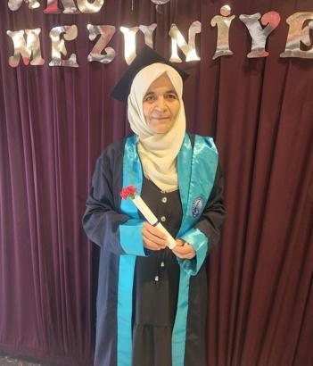 65 yaşında üniversiteden mezuniyet sevinci yaşadı