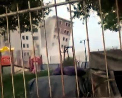 Avcılar'da yıkım sırasında sarsıntı ve toz bulutu oluştu; mahalleli deprem sandı