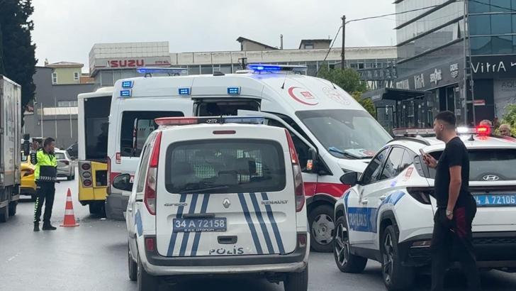 Avcılar'da İETT otobüsüne çarpan motokurye yaralandı