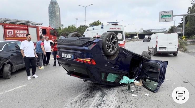 Kadıköy'de sürücüsü rahatsızlanan otomobil başka araca çarpıp takla attı