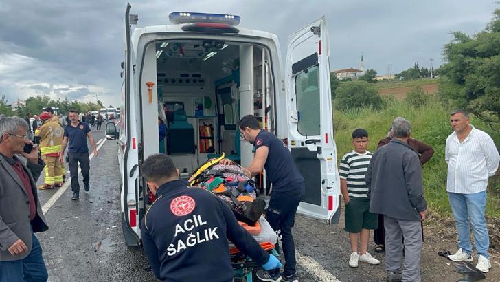 Manisa'da 5 aracın karıştığı zincirleme kaza: 8 yaralı