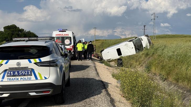 Diyarbakır'da yolcu minibüsü, şarampole devrildi: 19 yaralı