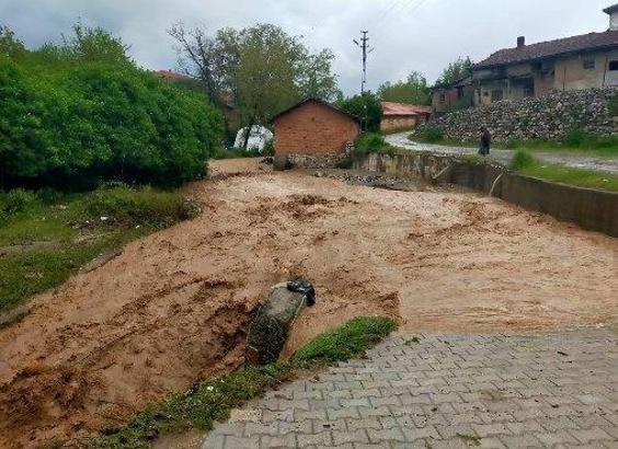 Çorum'da dolu ve sağanak sele neden oldu