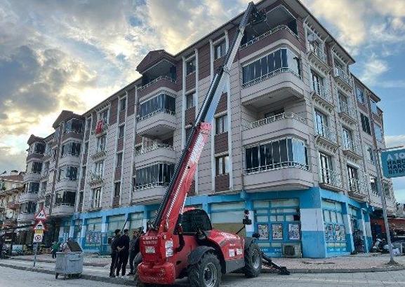 Cenaze, 4'ücü kattan teleskopik forkliftle indirildi