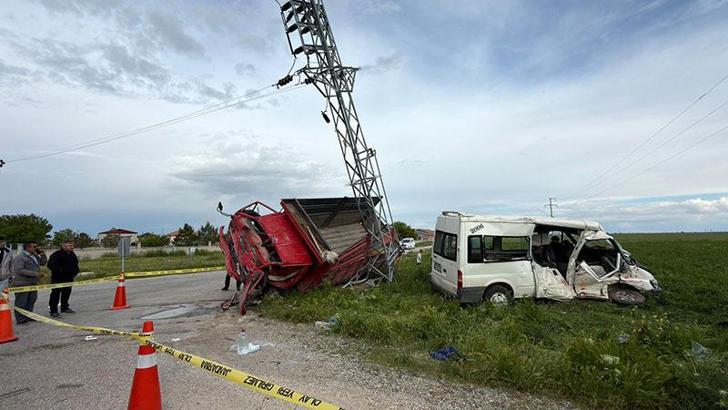 Aksaray'da servis minibüsü ile kamyonet çarpıştı: 5 yaralı
