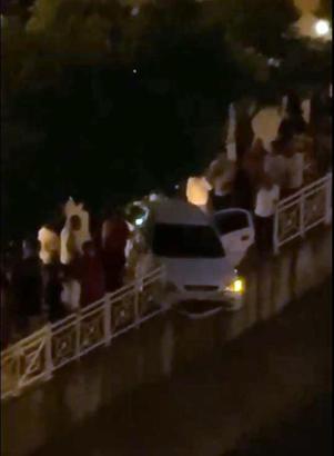 Adana'da otomobil, sulama kanalının korkuluklarında asılı kaldı