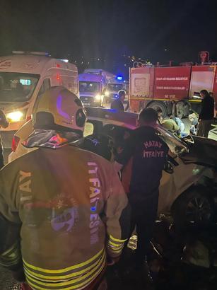 Hatay'da otomobiller çarpıştı: 2'si çocuk 6 yaralı